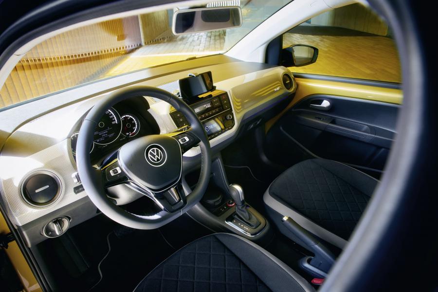 Интерьер Volkswagen e-up! (Honey Yellow) 2019 года  (WW) (фото 5 из 31)